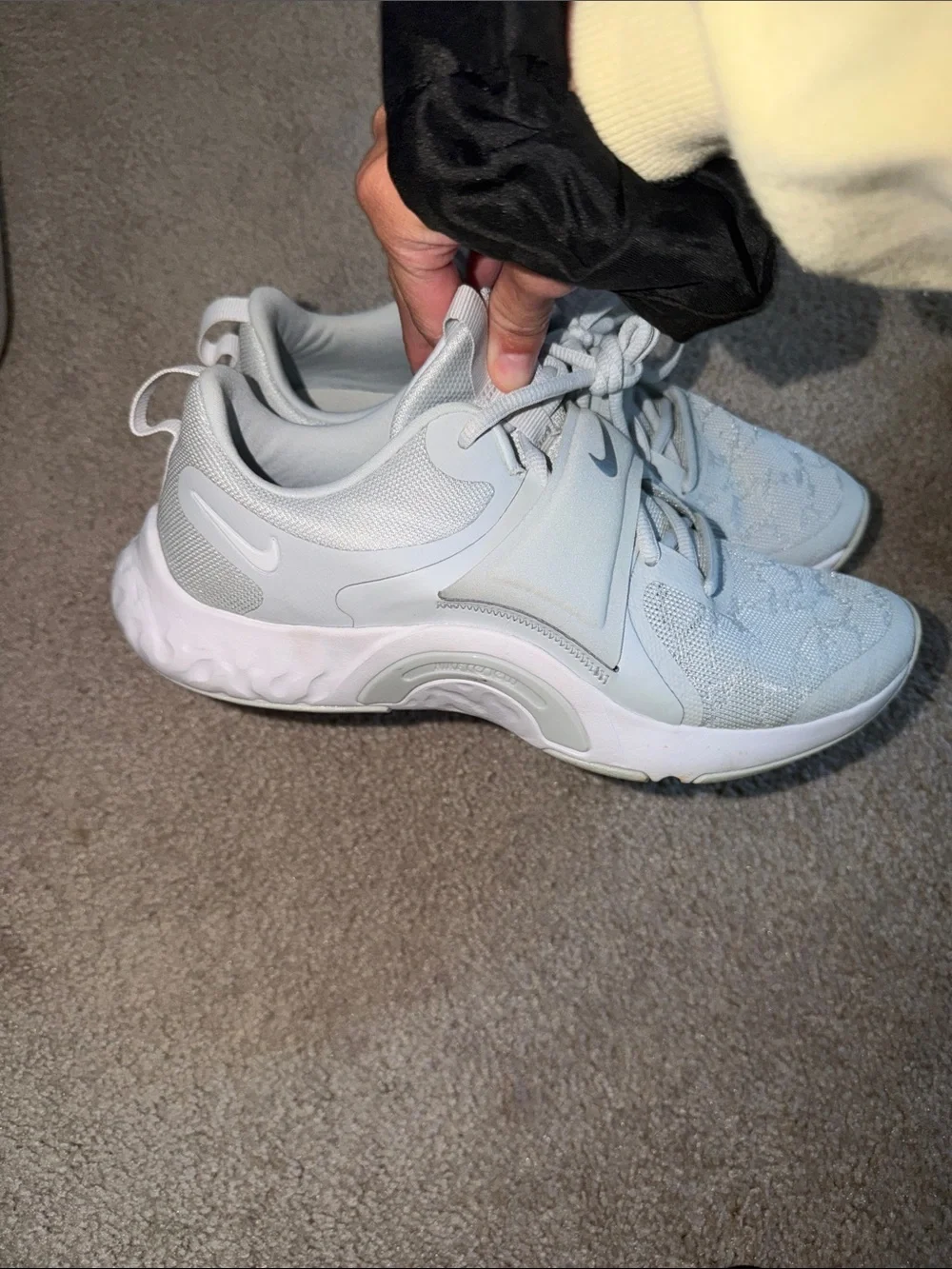 Nike Women’s Light Gray/White Athletic Training Shoes